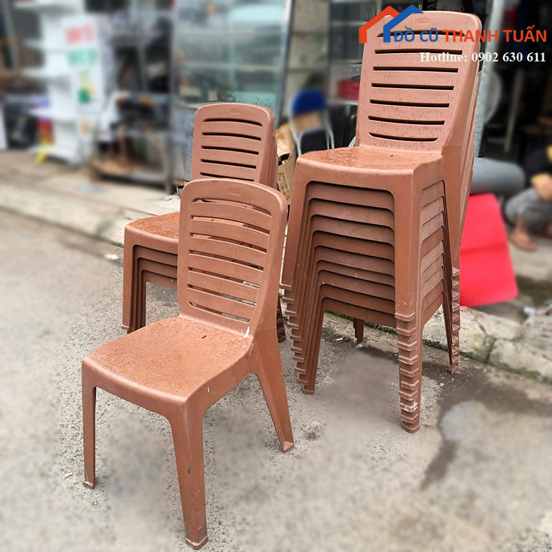 ghe-nhua-cu-mau-nau-lung-cao-nhieu-nan-thoang-1 Ghế Nhựa Cũ Màu Nâu Lưng Cao Nhiều Nan Thoáng