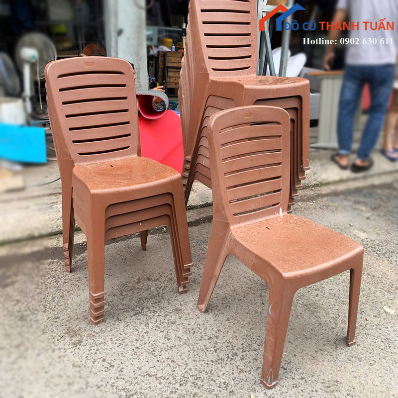 ghe-nhua-cu-mau-nau-lung-cao-nhieu-nan-thoang-2 Ghế Nhựa Cũ Màu Nâu Lưng Cao Nhiều Nan Thoáng