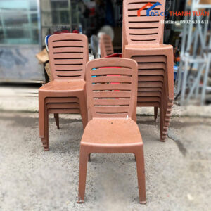 Ghế Nhựa Cũ Màu Nâu Lưng Cao Nhiều Nan Thoáng