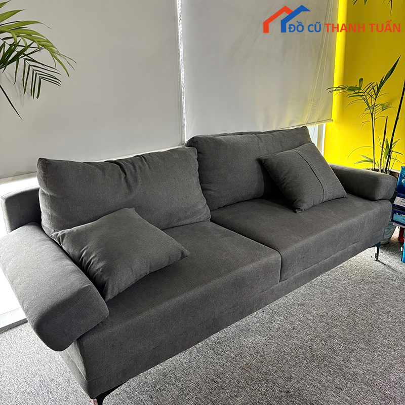sofa-bang-vai-cu-mau-xam-dam-kem-goi-tua-em-ai-2 Sofa Băng Vải Cũ Màu Xám Đậm Kèm Gối Tựa Êm Ái