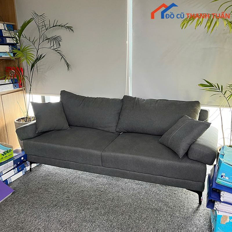 sofa-bang-vai-cu-mau-xam-dam-kem-goi-tua-em-ai-3 Sofa Băng Vải Cũ Màu Xám Đậm Kèm Gối Tựa Êm Ái