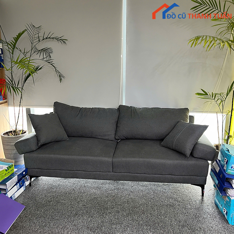 sofa-bang-vai-cu-mau-xam-dam-kem-goi-tua-em-ai-4 Sofa Băng Vải Cũ Màu Xám Đậm Kèm Gối Tựa Êm Ái
