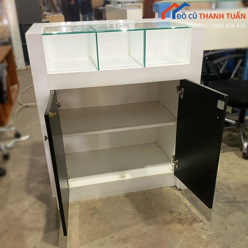 tu-trung-bay-cu-mat-kinh-co-tu-chua-do-ben-duoi-4 Tủ Trưng Bày Cũ Mặt Kính Có Tủ Chứa Đồ Bên Dưới