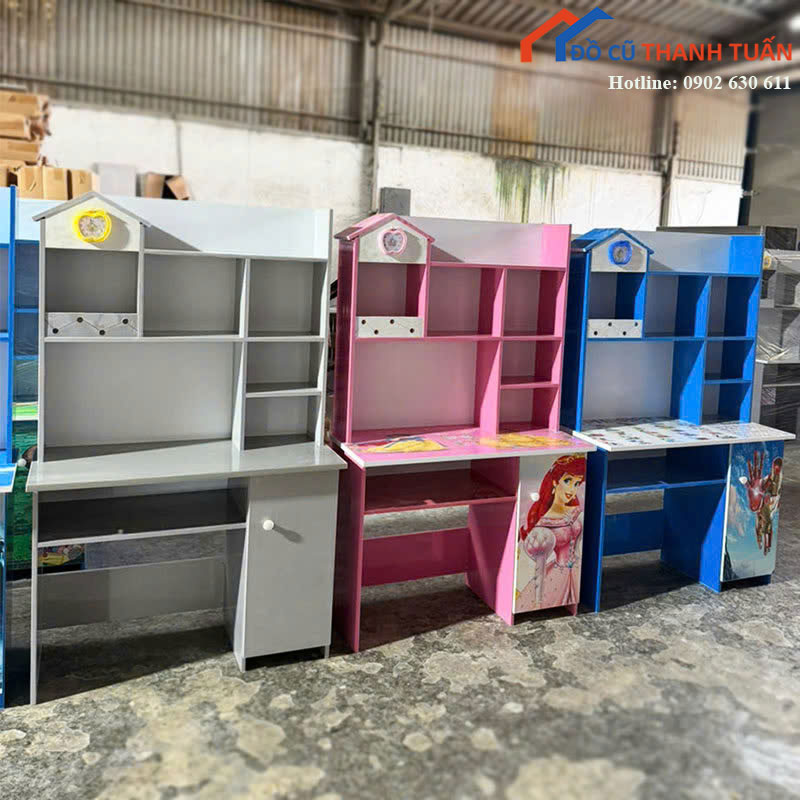 Bàn Học Trẻ Em Nhựa Mới 99% Có Kệ Liền Bàn