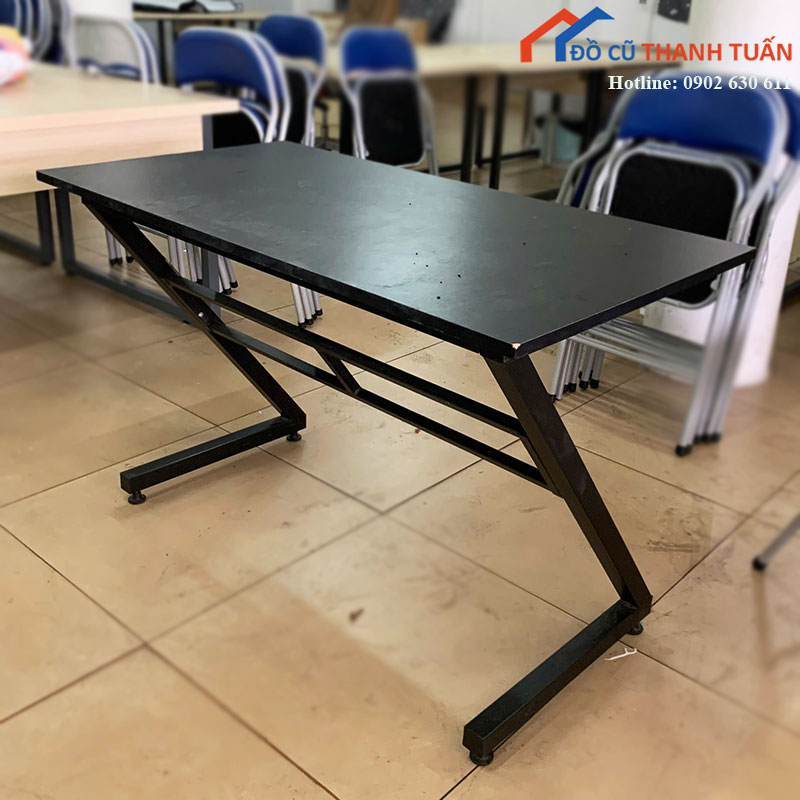 ban-lam-viec-chan-sat-cu-mat-go-den-1m2-1 Bàn Làm Việc Chân Sắt Cũ Mặt Gỗ Đen 1m2
