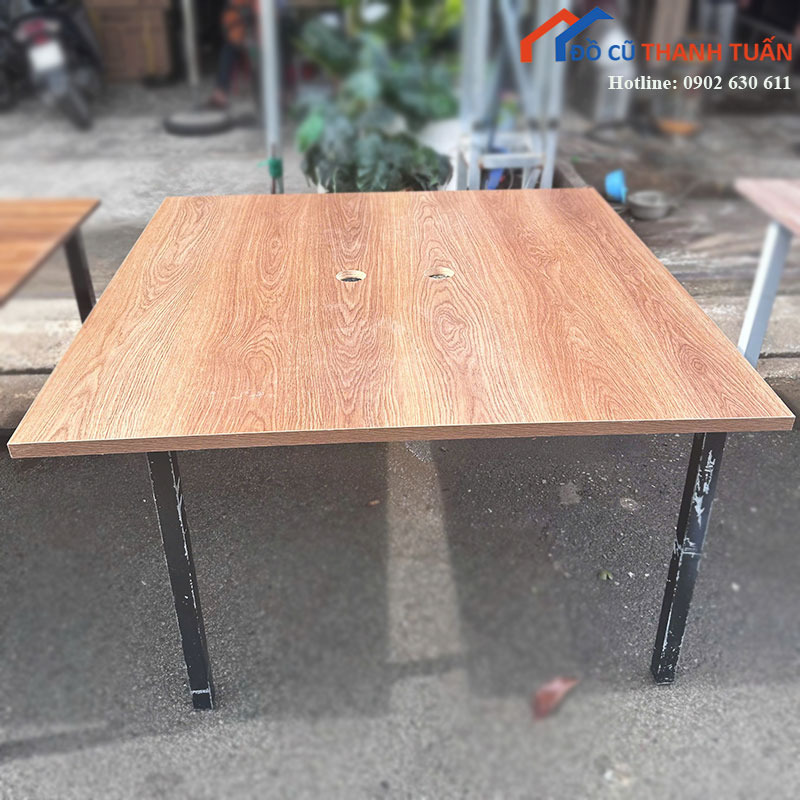 ban-lam-viec-chan-sat-cu-mat-vuong-1m2-4 Bàn Làm Việc Chân Sắt Cũ Mặt Vuông 1m2