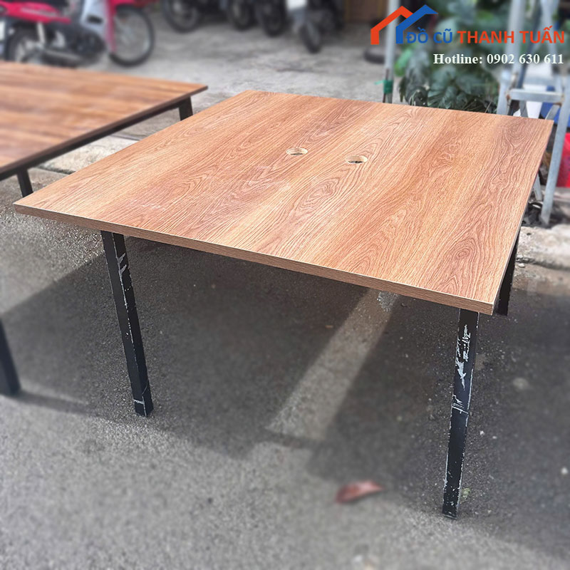 ban-lam-viec-chan-sat-cu-mat-vuong-1m2-5 Bàn Làm Việc Chân Sắt Cũ Mặt Vuông 1m2