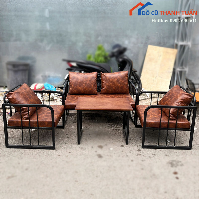 bo-ban-ghe-sofa-khung-sat-moi-99-boc-da-mau-nau-1 Bộ Bàn Ghế Sofa Khung Sắt Mới 99% Bọc Da Màu Nâu