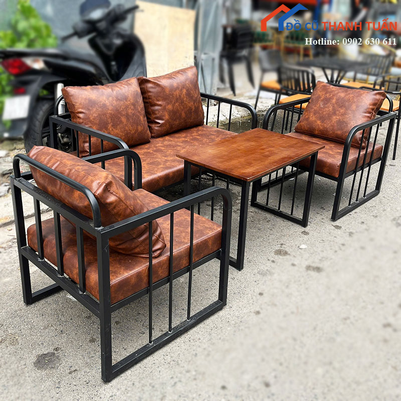 bo-ban-ghe-sofa-khung-sat-moi-99-boc-da-mau-nau-4 Bộ Bàn Ghế Sofa Khung Sắt Mới 99% Bọc Da Màu Nâu