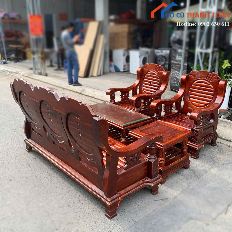 bo-salon-go-cu-lung-nan-cham-hoa-van-tay-vin-ban-lon-2 Bộ Salon Gỗ Cũ Lưng Nan Chạm Hoa Văn Tay Vịn Bản Lớn