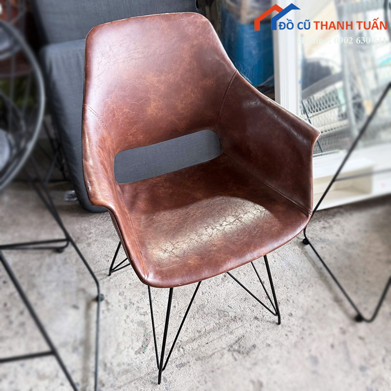 ghe-cafe-cu-boc-da-mau-nau-chan-sat-2 Ghế Cafe Cũ Bọc Da Màu Nâu Chân Sắt