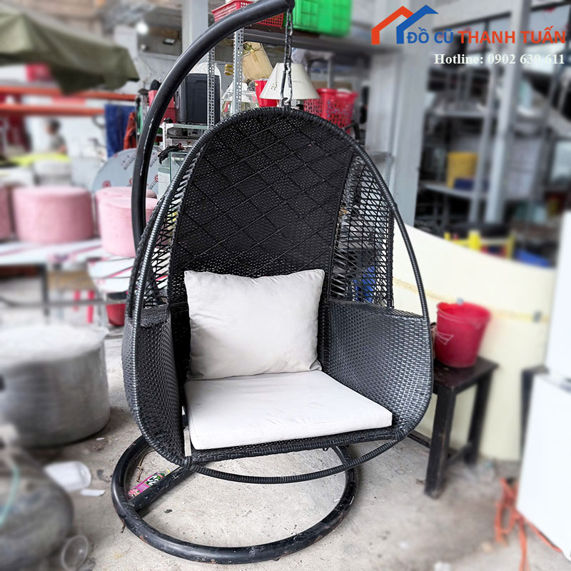 ghe-xich-du-cu-dang-trung-mau-den-co-chan-de-1 Ghế Xích Đu Cũ Dáng Trứng Màu Đen Có Chân Đế