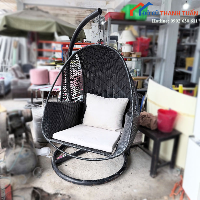 ghe-xich-du-cu-dang-trung-mau-den-co-chan-de-2 Ghế Xích Đu Cũ Dáng Trứng Màu Đen Có Chân Đế