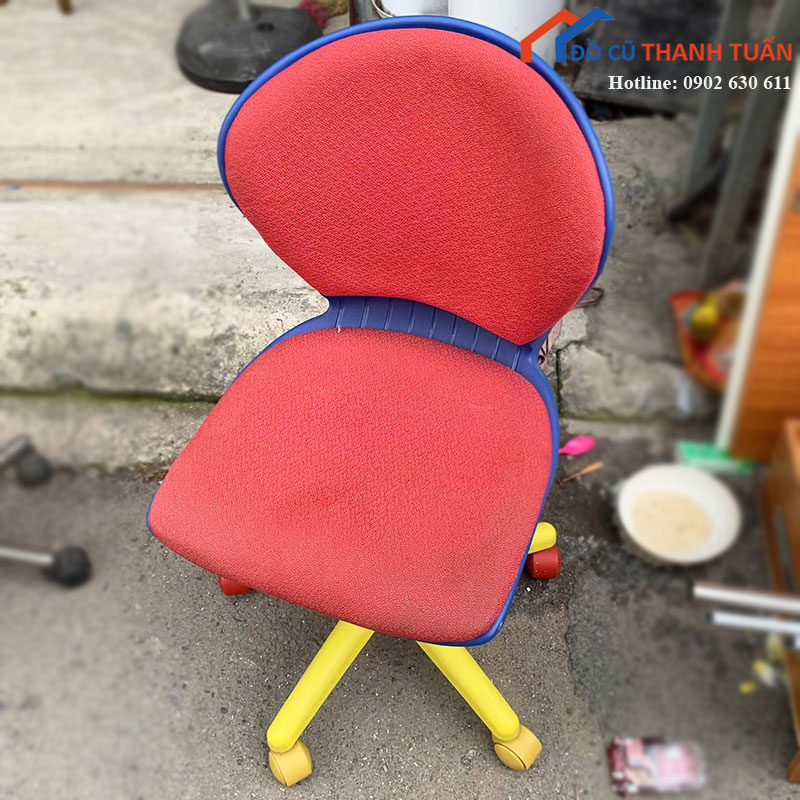 Ghế Xoay Trẻ Em Cũ Bọc Nỉ Đỏ Chân Bánh Xe