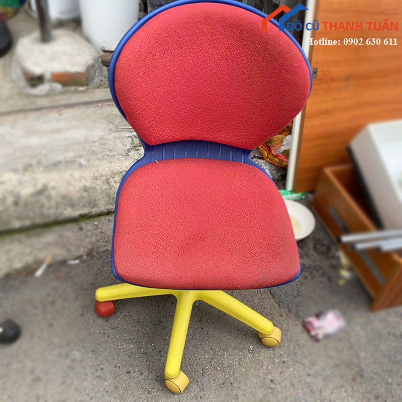 Ghế Xoay Trẻ Em Cũ Bọc Nỉ Đỏ Chân Bánh Xe