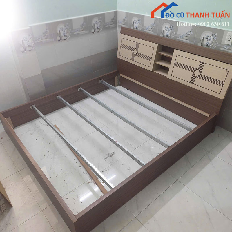 giuong-ngu-cu-1m8-dau-trang-tri-hoa-tiet-1 Thanh Lý Đồ Nội Thất Cũ - Chuyên Mua Bán Bàn Ghế Cũ Giá Tốt Nhất