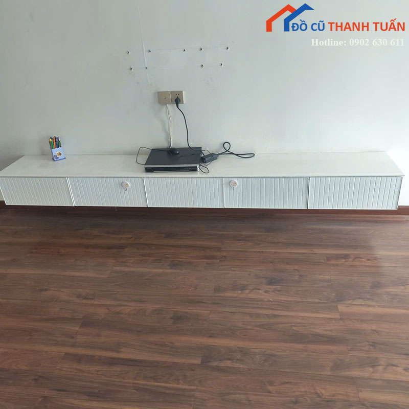 ke-tivi-treo-tuong-cu-mau-trang-5-ngan-chua-do-1 Kệ Tivi Treo Tường Cũ Màu Trắng 5 Ngăn Chứa Đồ
