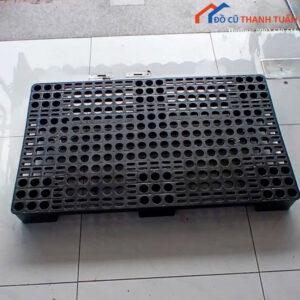 Pallet Nhựa Cũ Màu Đen Mặt Lưới Nhiều Lỗ