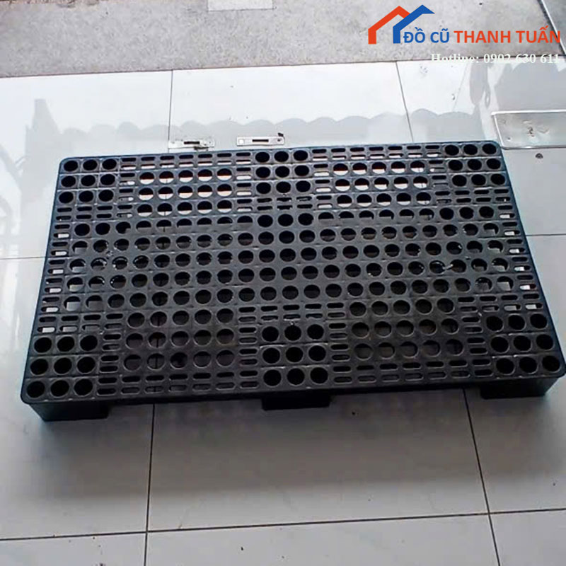pallet-nhua-cu-mau-den-mat-luoi-nhieu-lo Pallet Nhựa Cũ Màu Đen Mặt Lưới Nhiều Lỗ