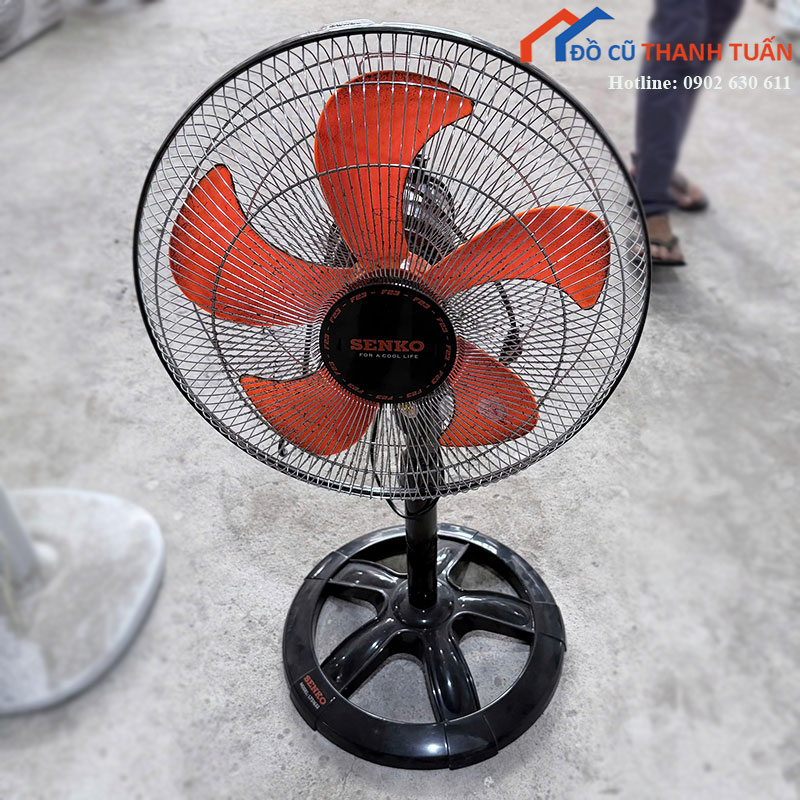 Quạt Đứng Senko Cũ 5 Cánh Màu Cam Nổi Bật
