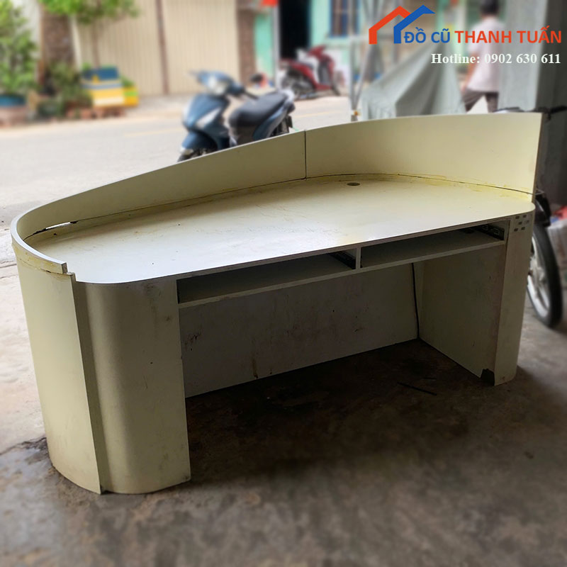 quay-le-tan-cong-cu-mau-trang-1 Quầy Lễ Tân Cong Cũ Màu Trắng