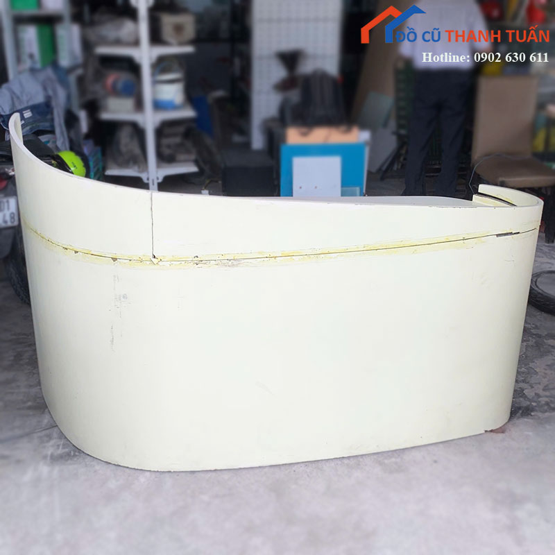 quay-le-tan-cong-cu-mau-trang-2 Quầy Lễ Tân Cong Cũ Màu Trắng