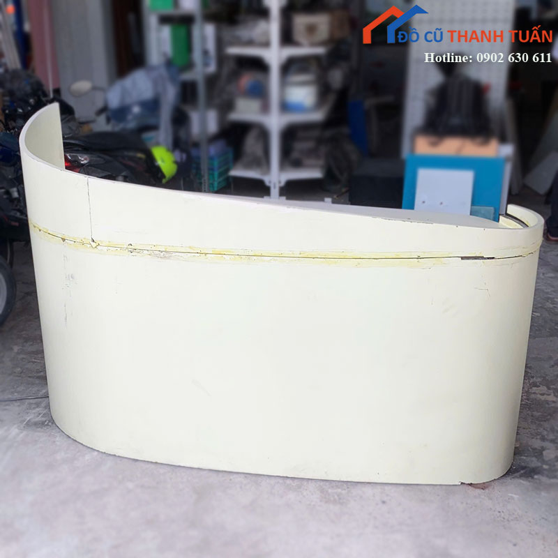 Quầy Lễ Tân Cong Cũ Màu Trắng