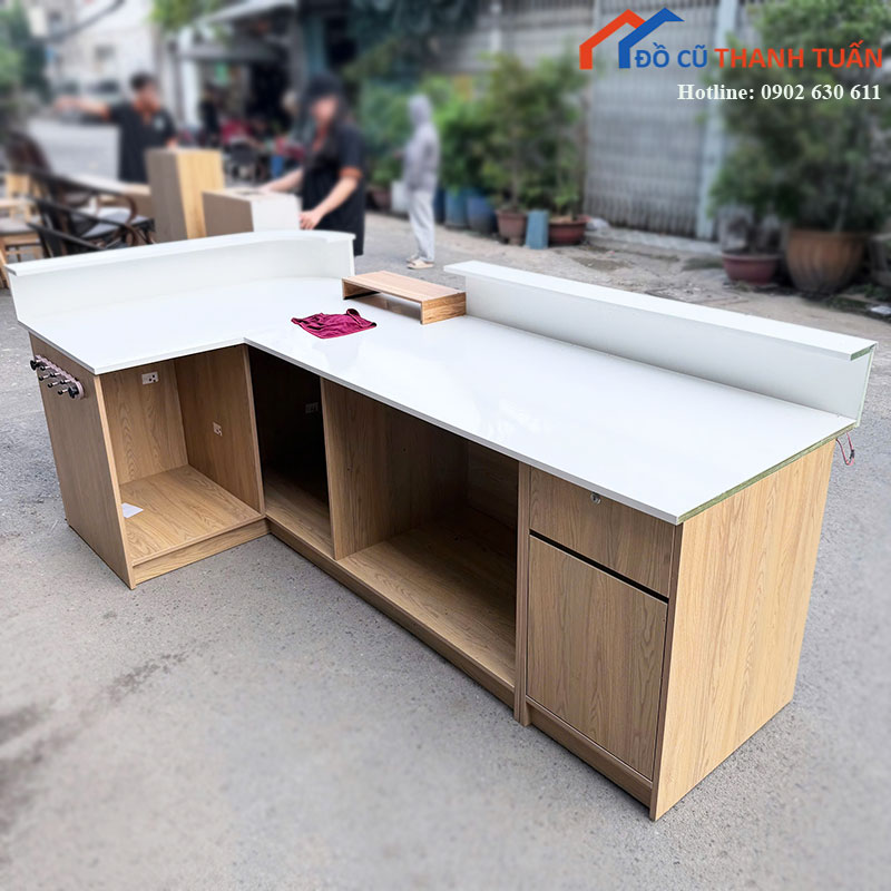 quay-le-tan-cu-phoi-trang-van-go-kieu-dang-hien-dai-1 Quầy Lễ Tân Cũ Phối Trắng Vân Gỗ Kiểu Dáng Hiện Đại