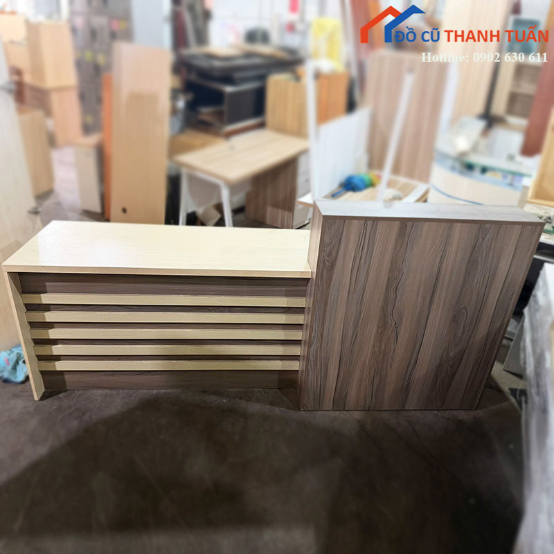Quầy Lễ Tân Cũ Vân Gỗ Phối Hai Màu Thiết Kế Nan Ngang