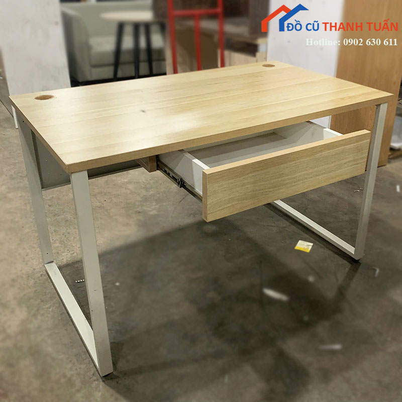 ban-lam-viec-cu-1m2-chan-sat-mat-go-mau-van-sang-4 Bàn Làm Việc Cũ 1m2 Chân Sắt Mặt Gỗ Màu Vân Sáng