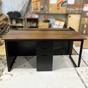 Bàn Làm Việc Đôi Chân Sắt Mặt Vân Gỗ Kèm Hộc Mới 99%