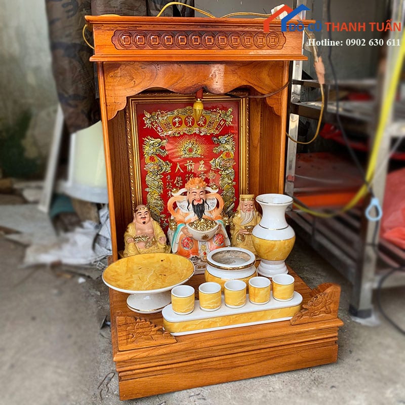 ban-tho-than-tai-cu-bang-go-mau-vang-nau-cham-khac-dep-1 Bàn Thờ Thần Tài Cũ Bằng Gỗ Màu Vàng Nâu Chạm Khắc Đẹp