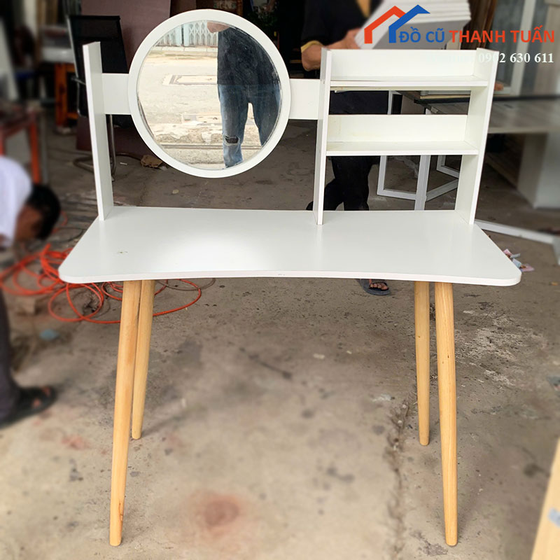 ban-trang-diem-cu-1m-co-guong-tron-kem-ke-3 Bàn Trang Điểm Cũ 1m Có Gương Tròn Kèm Kệ