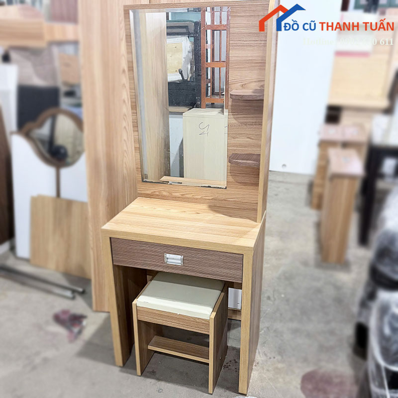 ban-trang-diem-go-cu-mau-van-go-sang-co-ngan-keo-2 Bàn Trang Điểm Gỗ Cũ Màu Vân Gỗ Sáng Có Ngăn Kéo