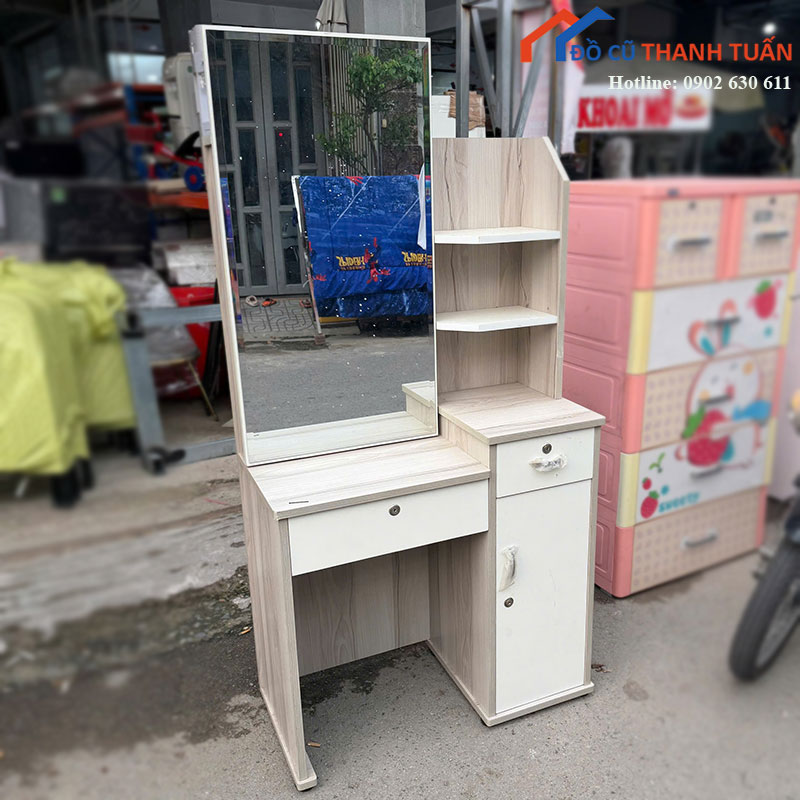 ban-trang-diem-go-sang-guong-lon-kem-ke-cu-1 Bàn Trang Điểm Gỗ Sáng Gương Lớn Kèm Kệ Cũ