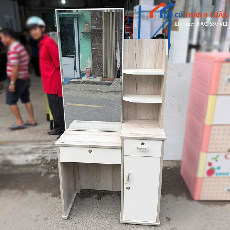 ban-trang-diem-go-sang-guong-lon-kem-ke-cu-2 Bàn Trang Điểm Gỗ Sáng Gương Lớn Kèm Kệ Cũ