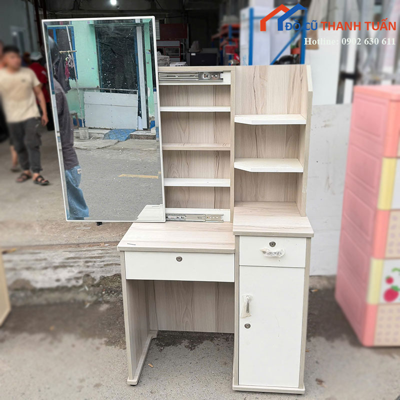 ban-trang-diem-go-sang-guong-lon-kem-ke-cu-3 Bàn Trang Điểm Gỗ Sáng Gương Lớn Kèm Kệ Cũ