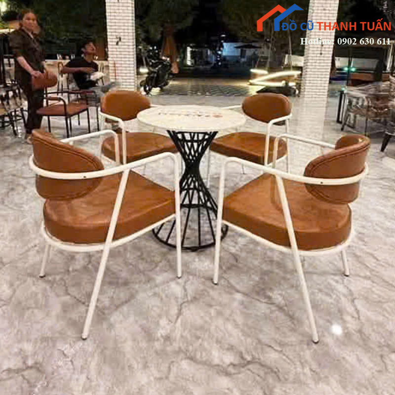 Bộ Bàn Ghế Cafe Bọc Nệm 4 Ghế Có Tay Vịn Mới 99%