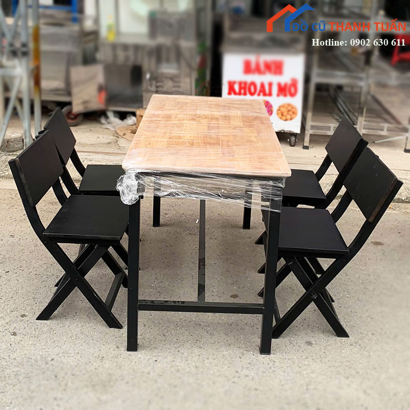 Bộ Bàn Ghế Cafe Cũ Mặt Gỗ Chân Sắt Đen Kèm 4 Ghế Xếp