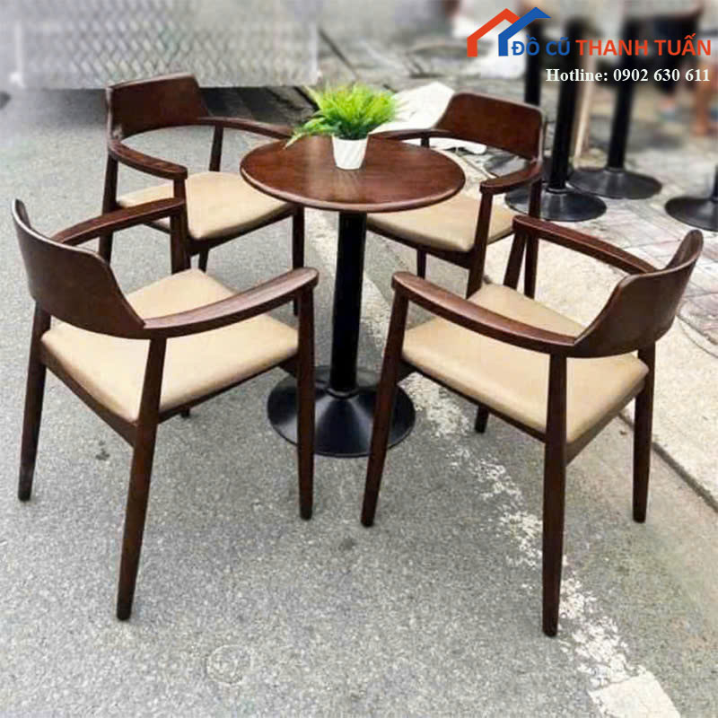 Bộ Bàn Ghế Cafe Gỗ Tựa Lưng Cột Cong Bọc Simili Mới 99%