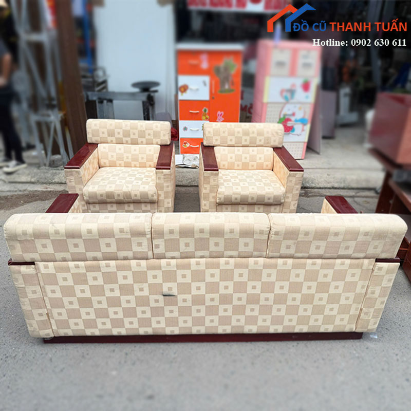 bo-sofa-phong-khach-boc-vai-hoa-tiet-caro-cu-1 Bộ Sofa Phòng Khách Bọc Vải Họa Tiết Caro Cũ