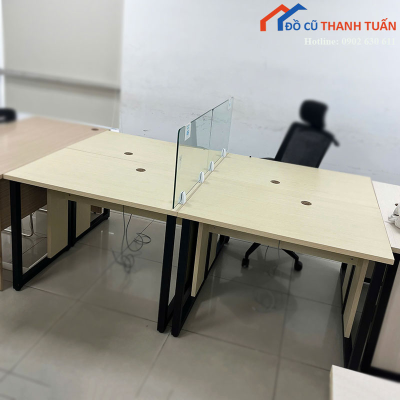 cum-ban-lam-viec-cu-2-cho-ngoi-chan-sat-co-vach-3 Cụm Bàn Làm Việc Cũ 2 Chỗ Ngồi Chân Sắt Có Vách