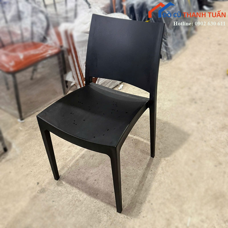 ghe-cafe-cu-bang-nhua-den-lung-tua-cong-nho-gon-1 Ghế Cafe Cũ Bằng Nhựa Đen Lưng Tựa Cong Nhỏ Gọn