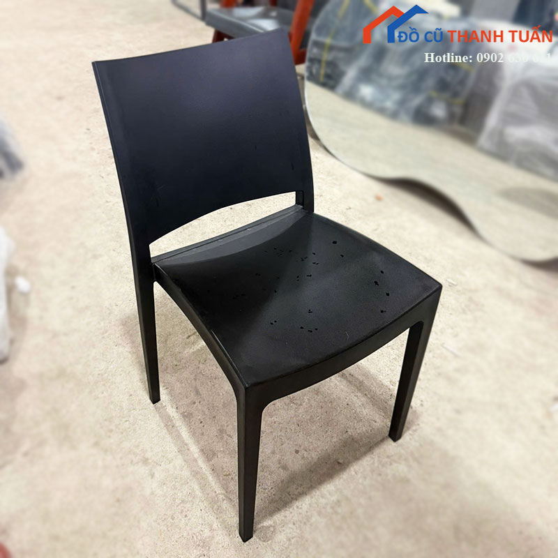 ghe-cafe-cu-bang-nhua-den-lung-tua-cong-nho-gon-3 Ghế Cafe Cũ Bằng Nhựa Đen Lưng Tựa Cong Nhỏ Gọn