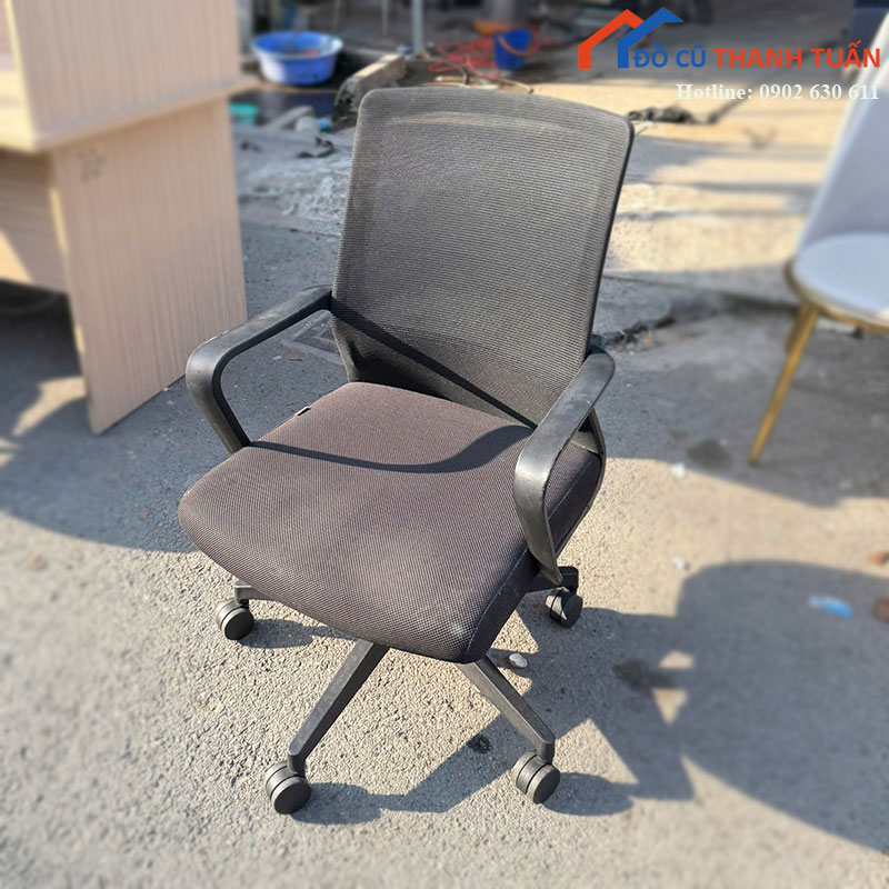 ghe-xoay-van-phong-cu-lung-luoi-den-co-tay-vin-1 Ghế Xoay Văn Phòng Cũ Lưng Lưới Đen Có Tay Vịn