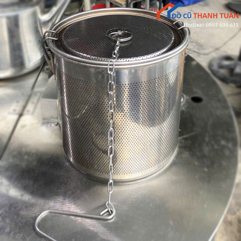 Giỏ Trụng Xương Inox Cũ Hình Trụ Tròn Có Dây Xích