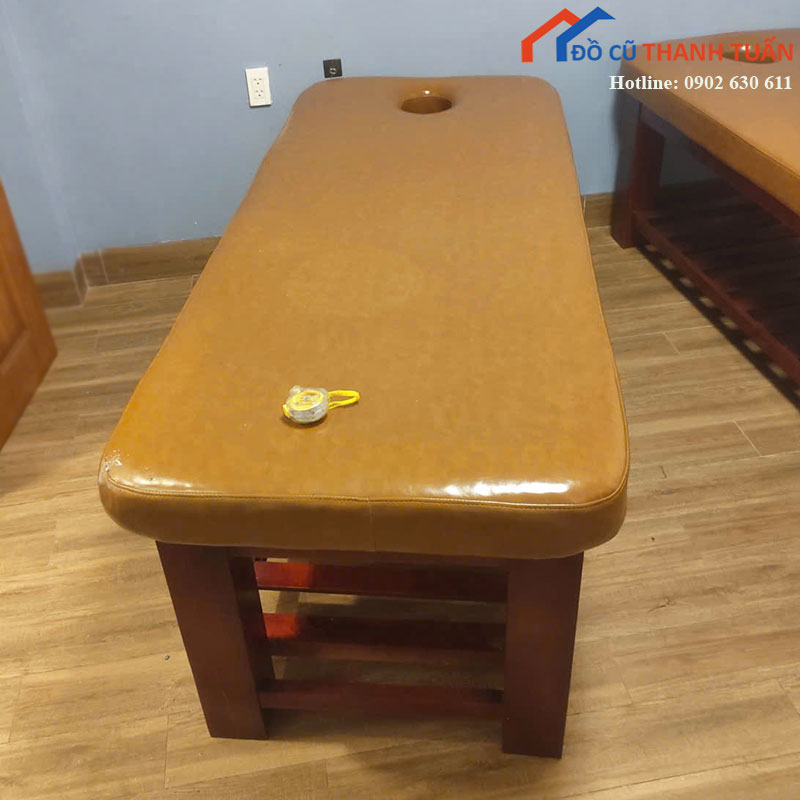 giuong-massage-cu-boc-da-mau-nau-chan-go-1 Giường Massage Cũ Bọc Da Màu Nâu Chân Gỗ