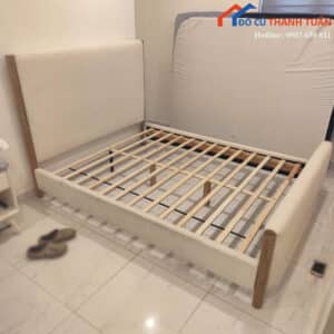 Giường Ngủ Bọc Nỉ Cũ 1m6 Màu Kem Đầu Cao