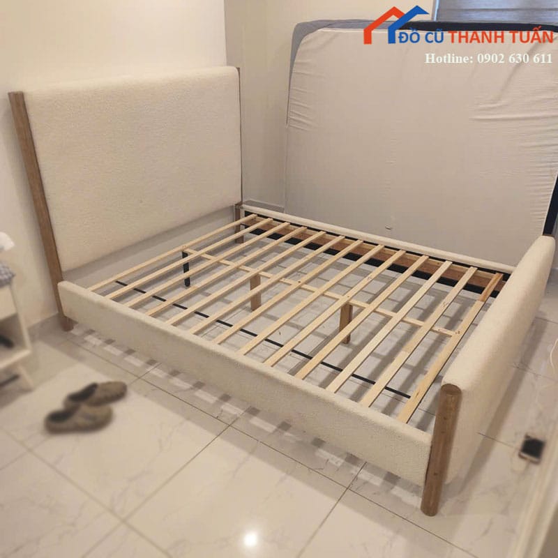 Giường Ngủ Bọc Nỉ Cũ 1m6 Màu Kem Đầu Cao