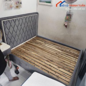 Giường Ngủ Bọc Nỉ Xám Đầu Giường Nan Gỗ Cũ